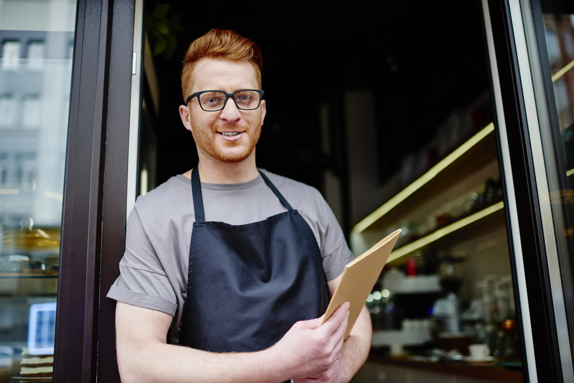 Salariée de restaurant consultant ses garanties de complémentaire santé HCR